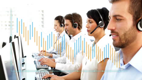 animación del procesamiento de datos financieros sobre diversas personas de negocios en la oficina