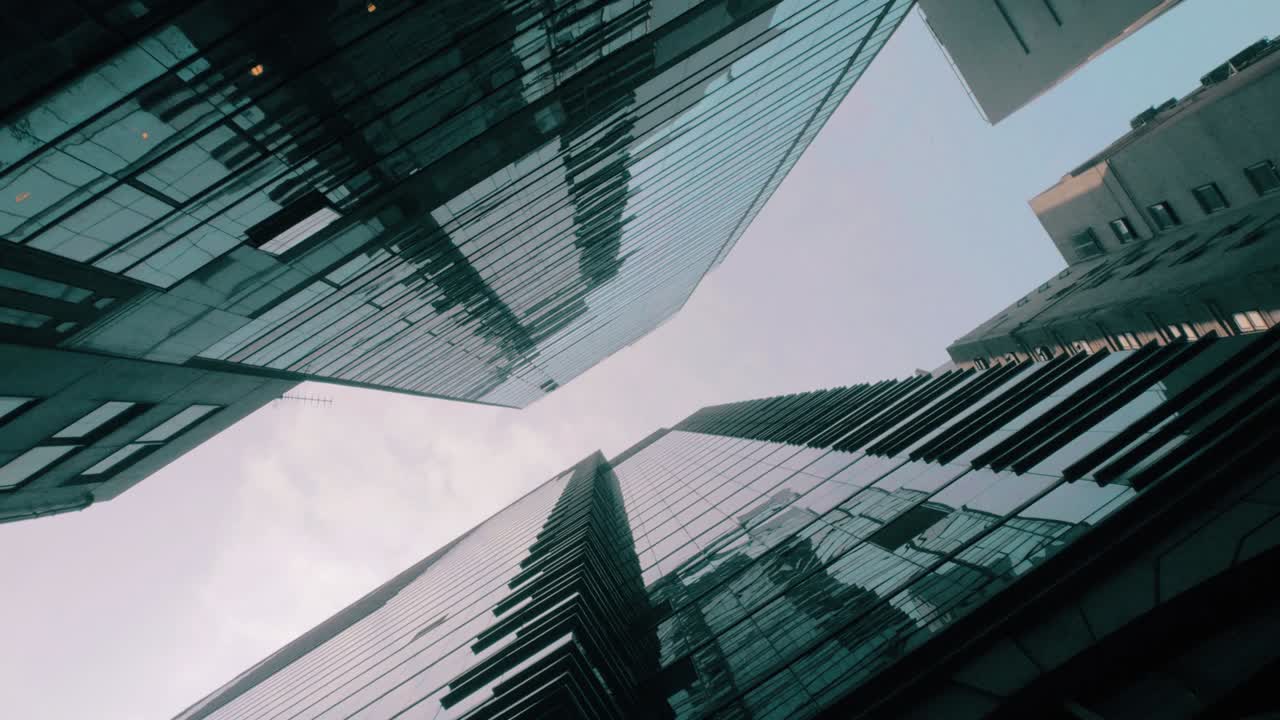 rascacielos vistos desde el suelo