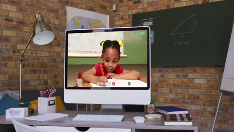 afrikaans-amerikaans schoolmeisje leert tijdens een videogesprek op het computerscherm