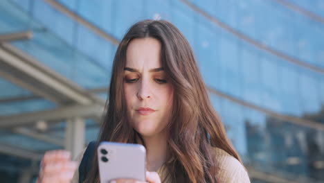 estudiante, confundido y mujer con teléfono
