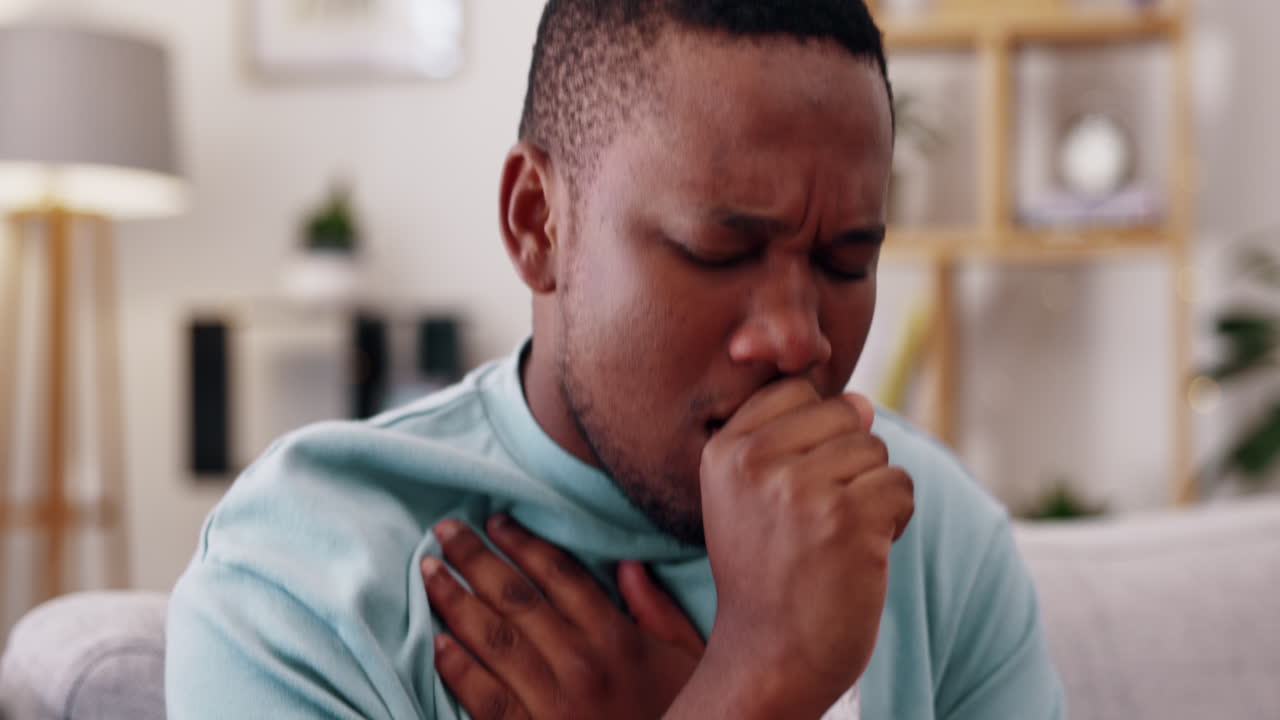 enfermo, tos y hombre en un sofá en la sala de estar