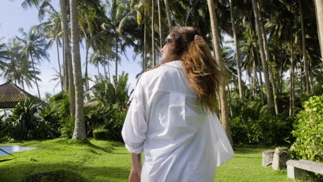 mujer en el jardín