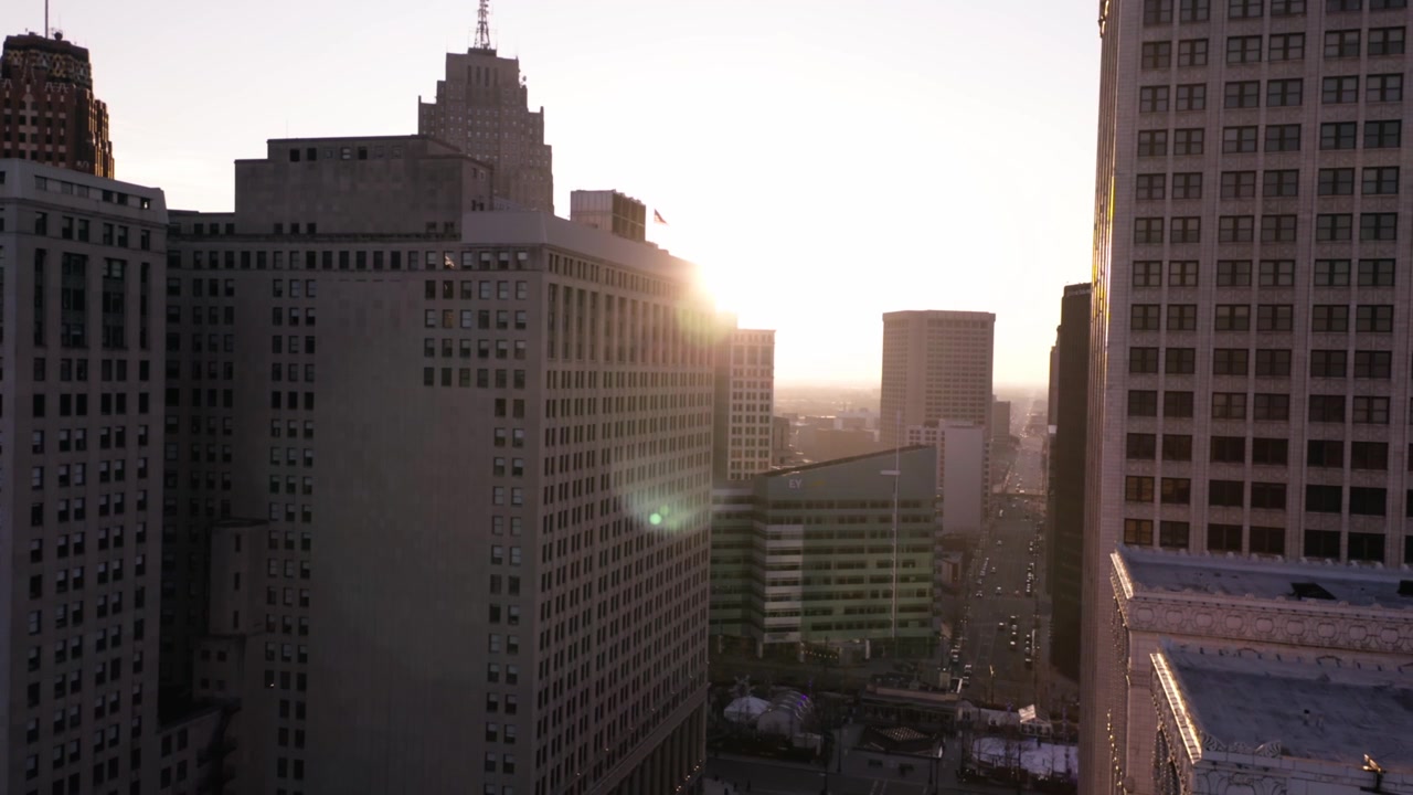 Este clipe foi filmado ao pôr do sol (Hora Dourada) no centro de Detroit. Usei um Drone Mavic 2 Pro para capturar estas imagens