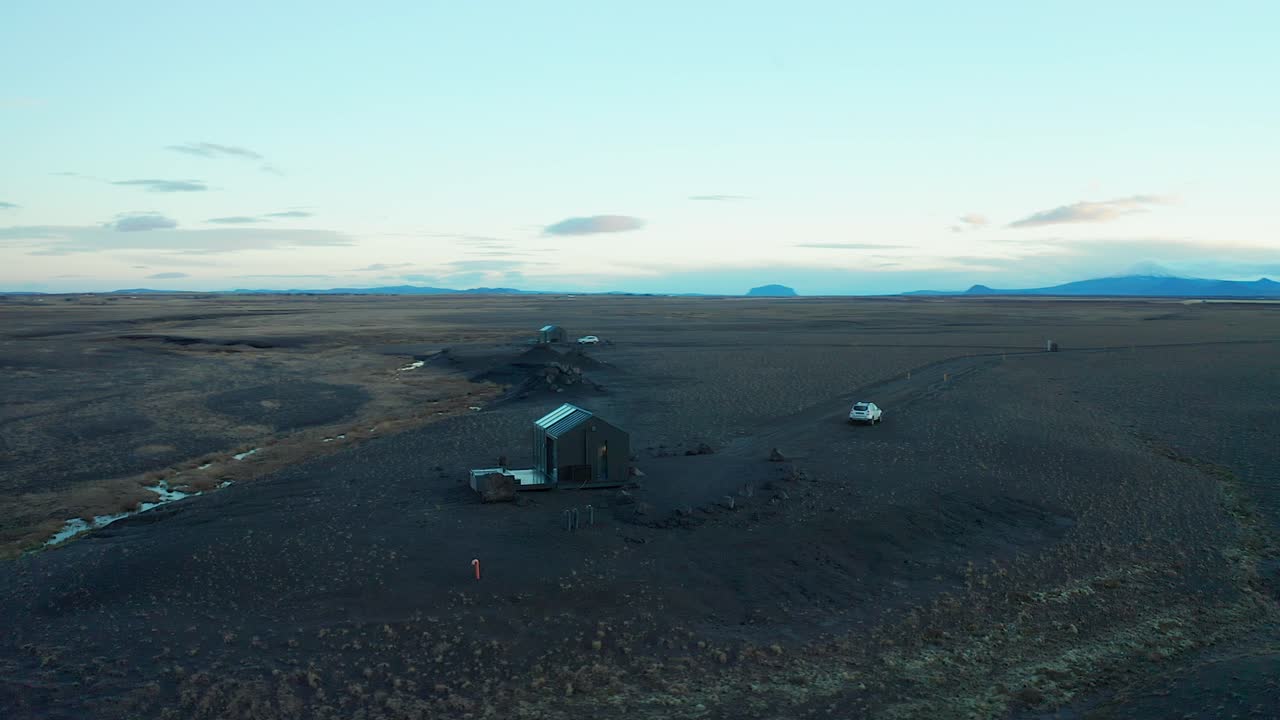 cabina de cristal islandia glamping en tierra negra destino turístico toma aérea