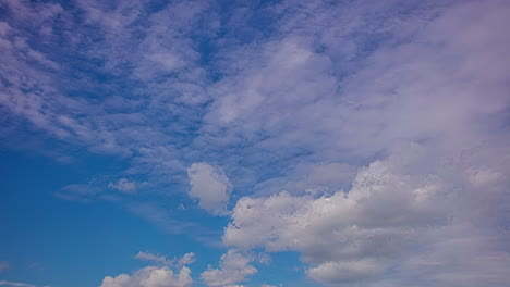 雲在白天不同方向移動的時間延遲拍攝