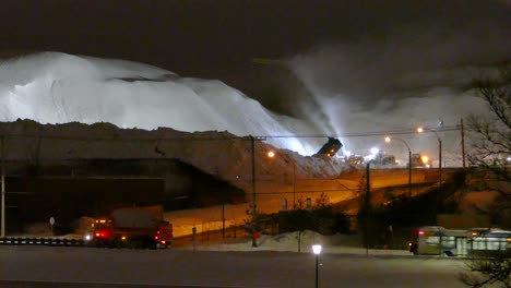 Beschäftigter-Steinbruch,-Der-Schnee-Durch-Die-Nacht-Transportiert