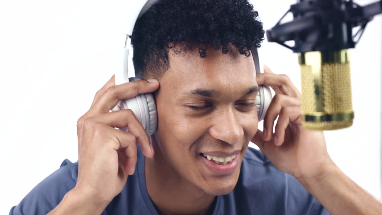 cantando, en el estudio y un hombre con un micrófono