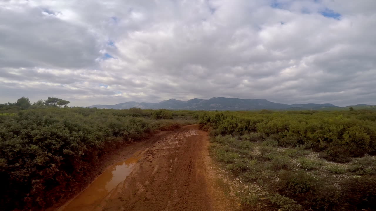 imágenes de la cámara de acción pov montando una bicicleta de tierra en una sola pista en la montaña parnitha, grecia
