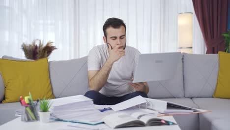 hombre de negocios independiente pensando en puestos de trabajo.