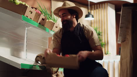 granjero que suministra verduras a la tienda biológica