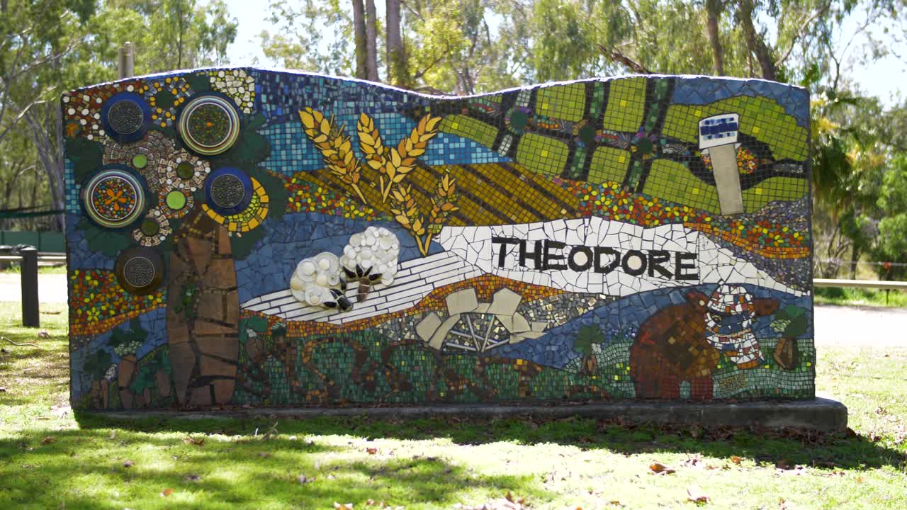 mural de mosaico en theodore, parque de unión de queensland, australia
