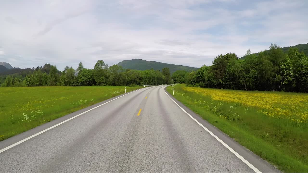 Kører i bil på en vej i Norge