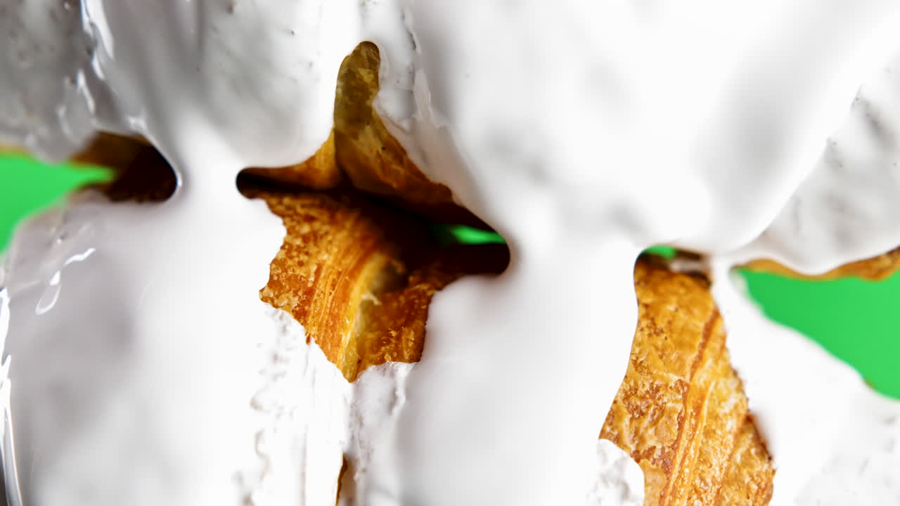 croissant con crema batida encima