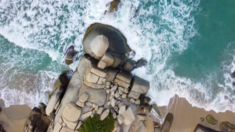 Alta-Vista-De-Las-Olas-Del-Mar-Rompiendo-En-Las-Rocas-De-La-Costa