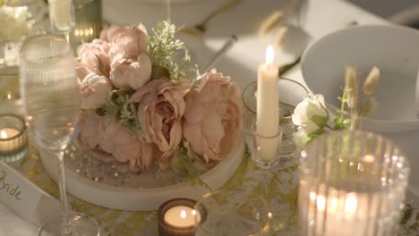 close up du bouquet sur la table préparée pour le repas à la réception de mariage avec carte de place pour la mariée 1