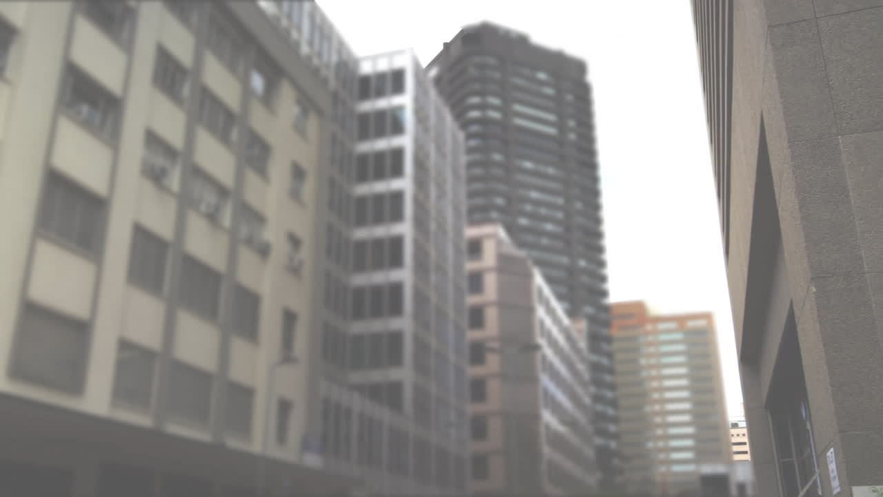 composición digital del capitalismo texto contra edificios altos en el fondo