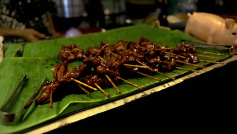 Looking-at-the-kipsate-at-the-night-market-in-Bangkok