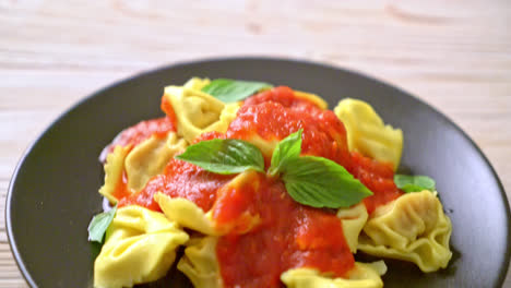 Pasta-Tortellini-Italiana-Con-Salsa-De-Tomate