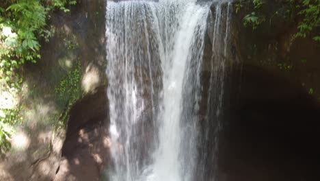 inclinación cinematográfica lenta aérea revela la vista de la cascada de suwat