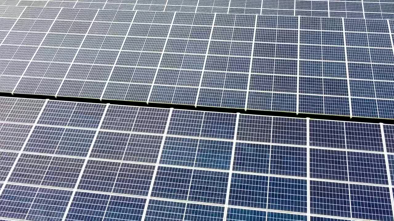 Vista dall'alto di un impianto fotovoltaico