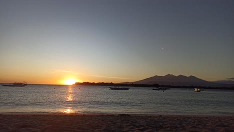 Schöner-Sonnenaufgang-Am-Strand-Von-Gili-Trawangan-Morgens-Mit-Einem-Boot