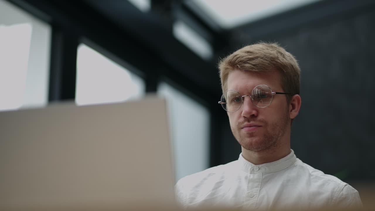 ein nachdenklicher geschäftsmann oder startup-besitzer sitzt allein im büro und denkt über eine entwicklungsstrategie nach