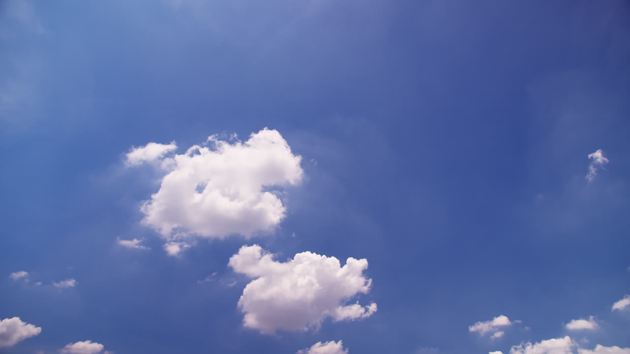 구름이 있는 아름다운 파란 하늘, 구름과 태양이 있는 파란 하늘