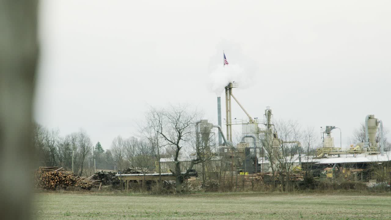 la contaminación envuelve a la bandera estadounidense la fábrica de chimeneas de humo