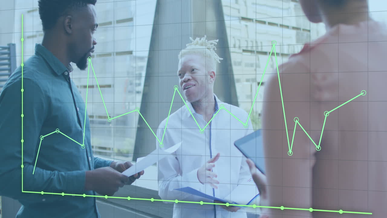 animação do processamento de dados sobre diversas pessoas de negócios no escritório