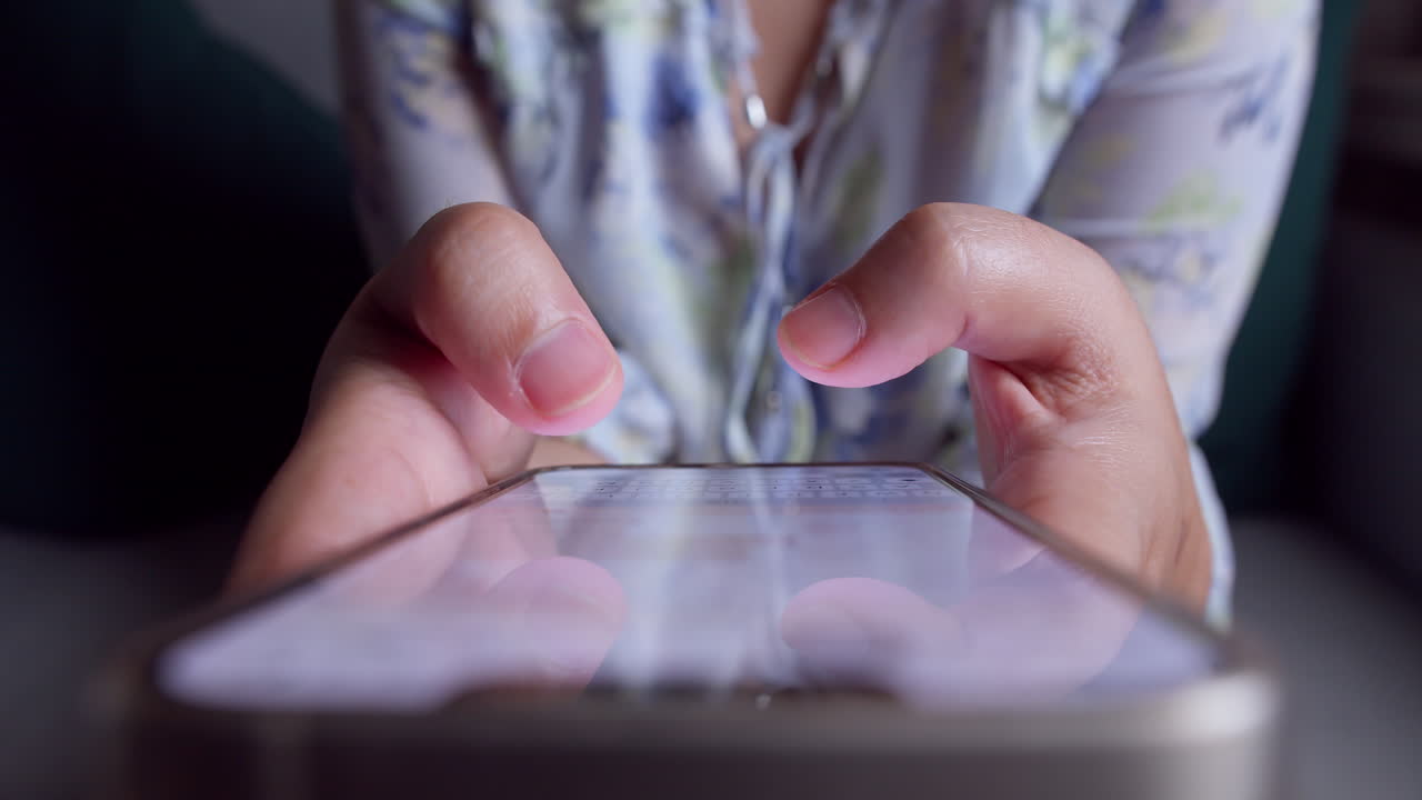mujer con un teléfono móvil, involucrada en las redes sociales en línea