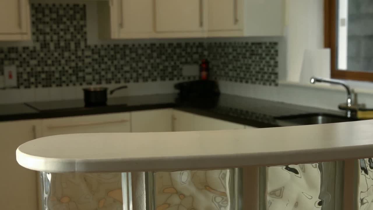 кадры с прилавка на кухне