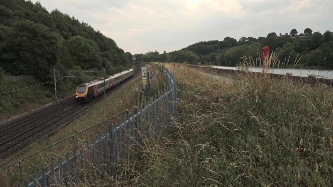 Schilderachtige beelden van een rijdende trein