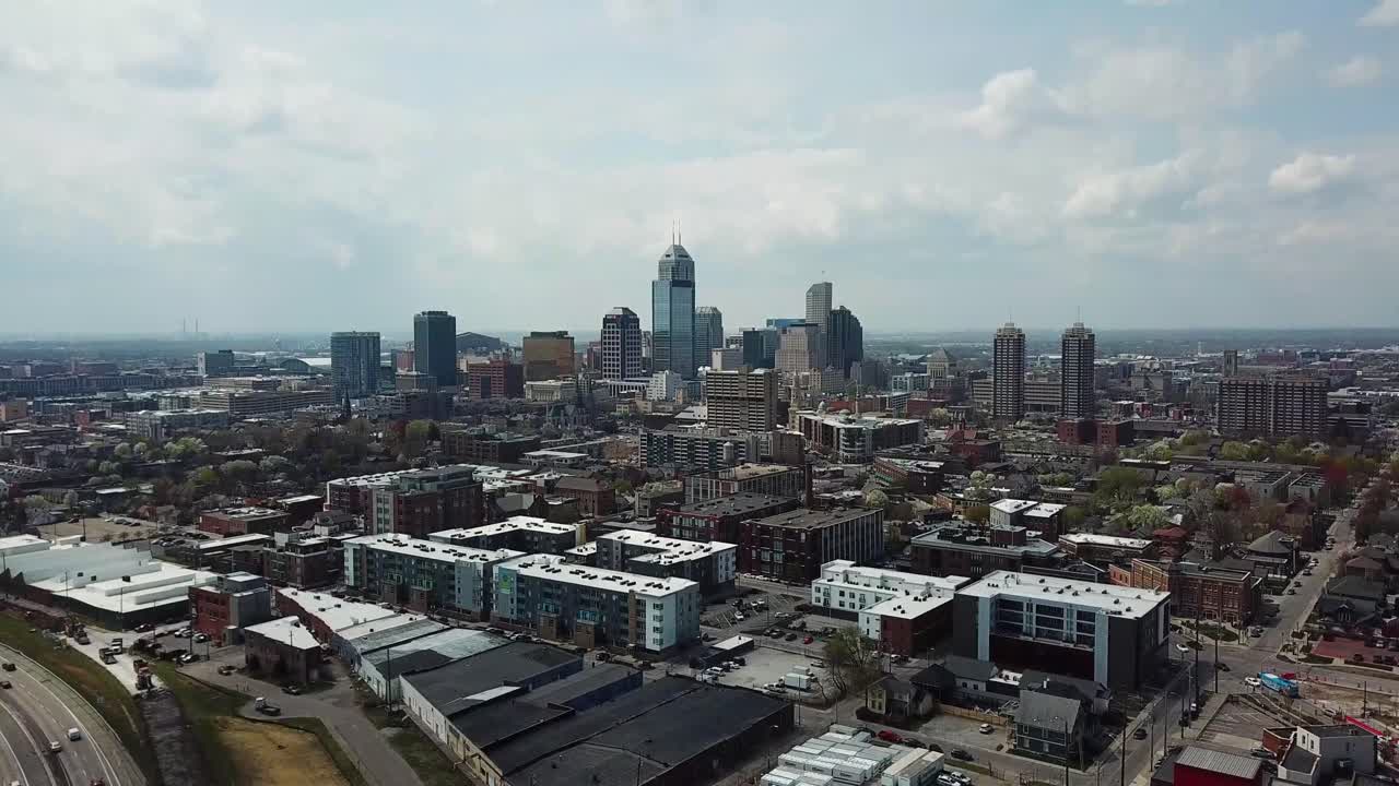 구름이 많은 날 인디애나폴리스 스카이라인의 대형 메트로폴리스 마천루의 공중 전망