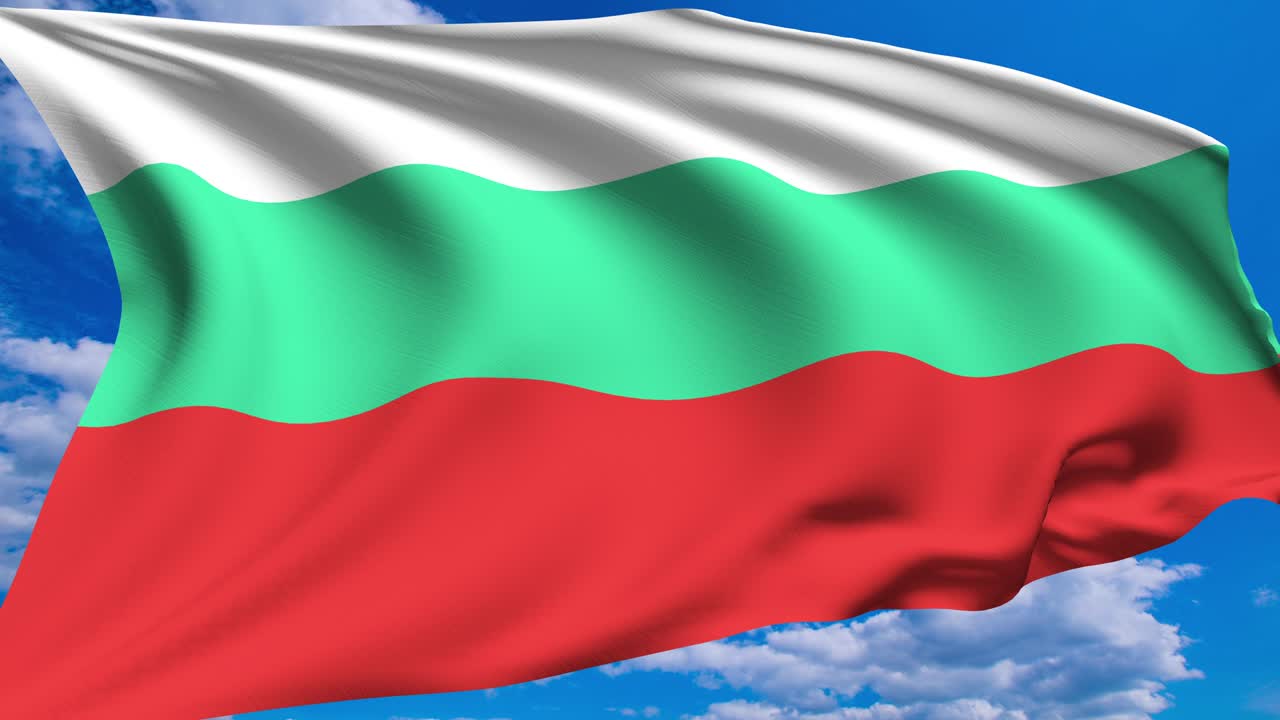 Flagge von Bulgarien vor bewölktem Himmel (Alpha-Kanal, loopfähig)