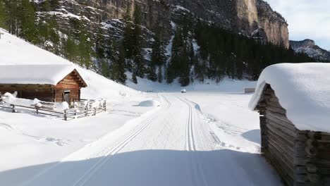 Cabins-In-Winter-Landscape-At-San-Vigilio-di-Marebbe-In-Trentino-Alto-Adige,-Italy