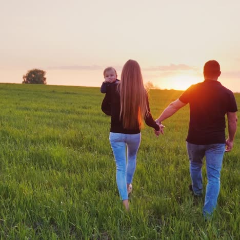 una pareja joven se divierte con su hijo pequeño en un lugar pintoresco 3