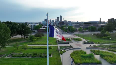 Bandera-Del-Estado-De-Iowa-Ondeando-En-El-Campus-Del-Capitolio-En-Des-Moines,-IA