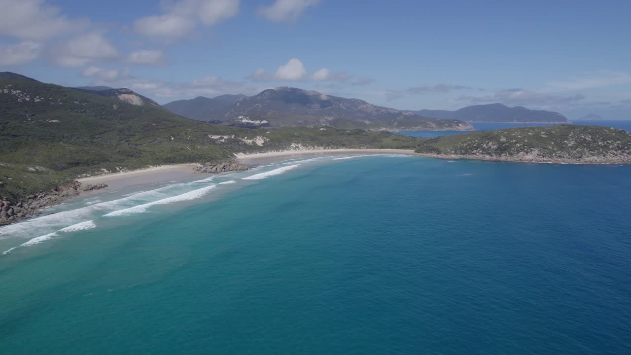 paisaje marino turquesa y tranquilo, bahía de whisky y bahía de picnic en el parque nacional del promontorio de wilsons, australia - toma aérea de un dron