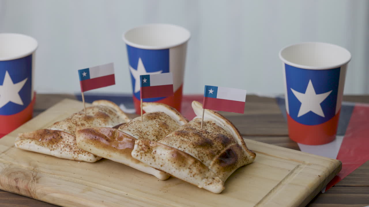 피에스타스 패트리아스 칠레 (fiestas patrias chile) 는 칠레의 발을 파나다스 (empanadas) 에 올리고 있다.