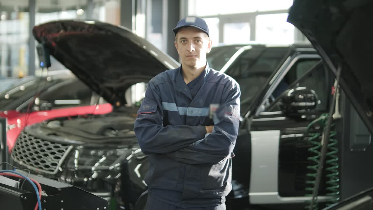 mecánico de automóviles confiado en el taller de reparación