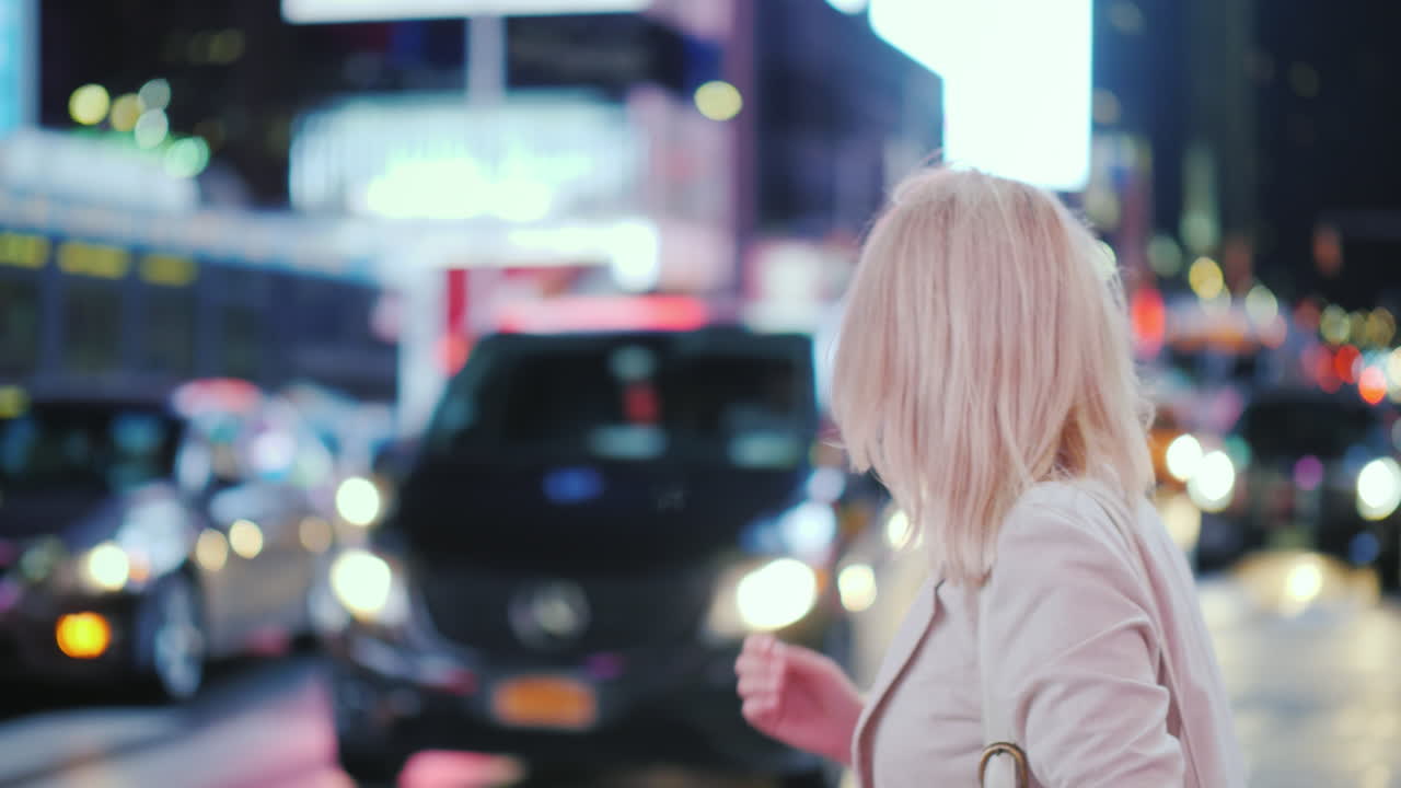 타임스퀘어에서 유명한 노란 택시를 세운 여성