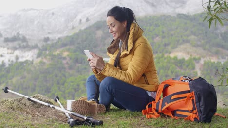 Lächelnde-Wanderin-Mit-Ihrem-Telefon