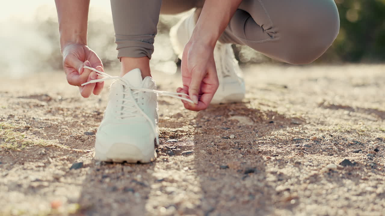 Scarpe, cravatta e fitness con donna nella natura