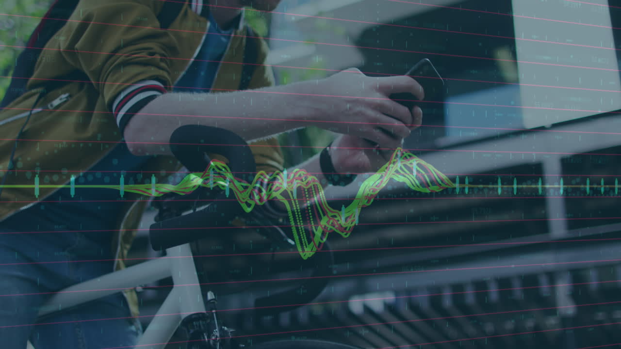 animación de procesamiento de datos contra un hombre albino feliz con bicicleta usando un teléfono inteligente en la calle