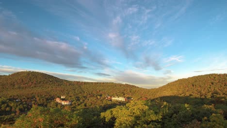 Wechselnde-Farbe-Sanfter-Sonnenaufgang-Zeitraffer,-Janos-Hügel,-Budapest