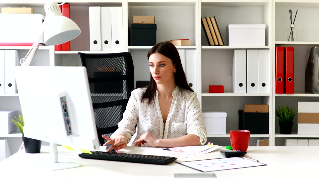 mujer de negocios trabajando en computadora en una oficina ligera