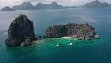 Luftdrohne-Kreist-Um-Riesige-Kalksteinfelsen,-Türkisfarbenes-Wasser-Und-Ein-Natürliches-Schärenparadies-In-El-Nido,-Palawan,-Philippinen