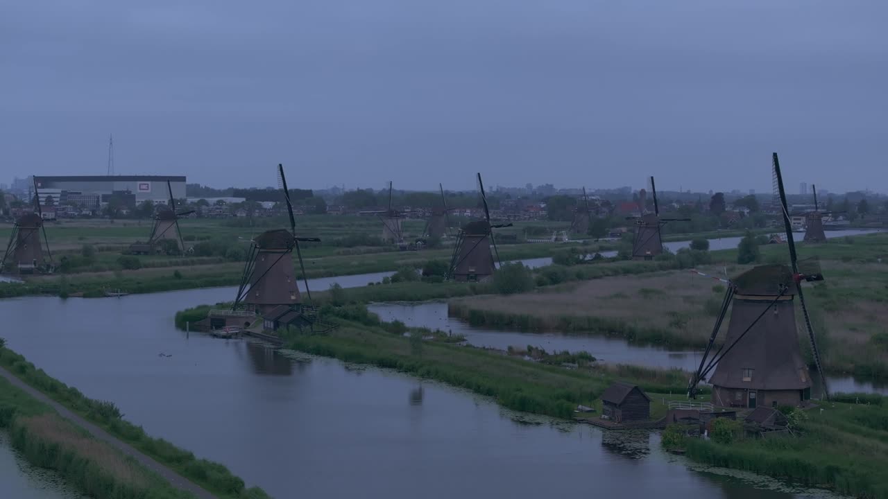 Vista aerea di Kinderdijk con mulini a vento, villaggio tradizionale, che mostra un bellissimo paesaggio storico nei Paesi Bassi