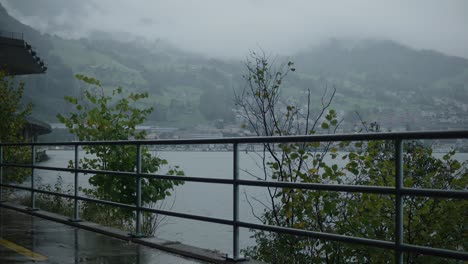 Berg-Bäume-Straße-Schiene-Radweg-Windig-Nebel