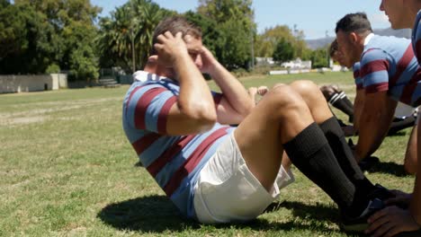 jugadores de rugby haciendo abdominales en el campo 4k 4k